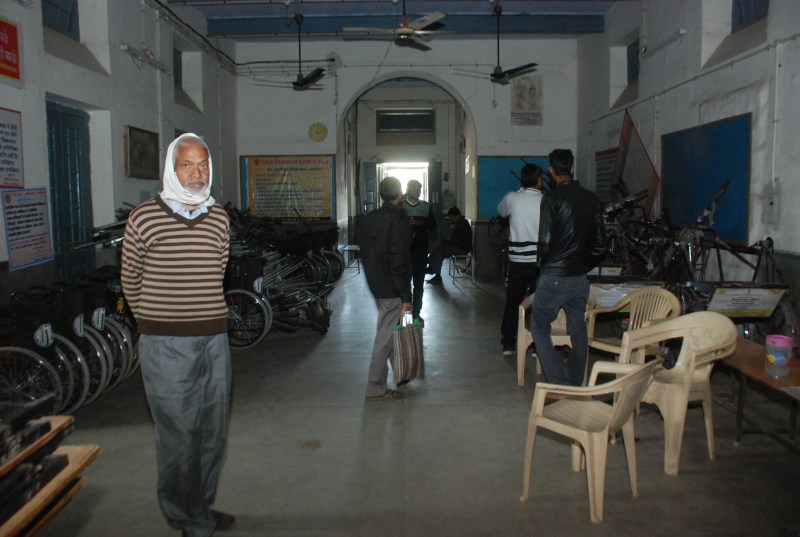 जिला विकलांग पुनर्वास केन्द्र खुद हुआ विकलांग