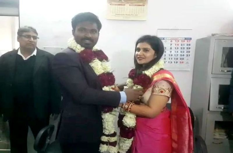 पश्चिमी बंगाल कैडर के आईएएस नवीन चंद्र और राजस्थान के चूरू की रहने वाली सॉफ्टवेयर इंजीनियर अंजना की।