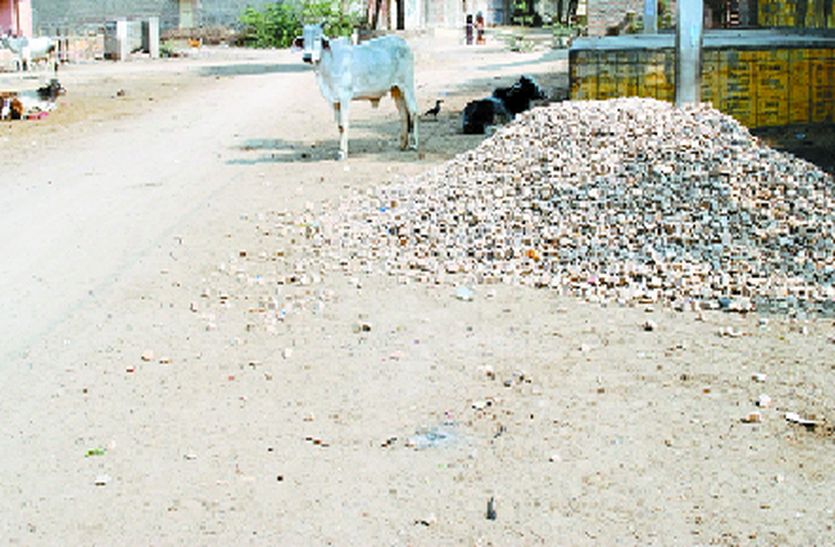 तीन महीने पहले ठेकेदार ने मात्र एक ट्रोली डलवाई थी कंकरीट