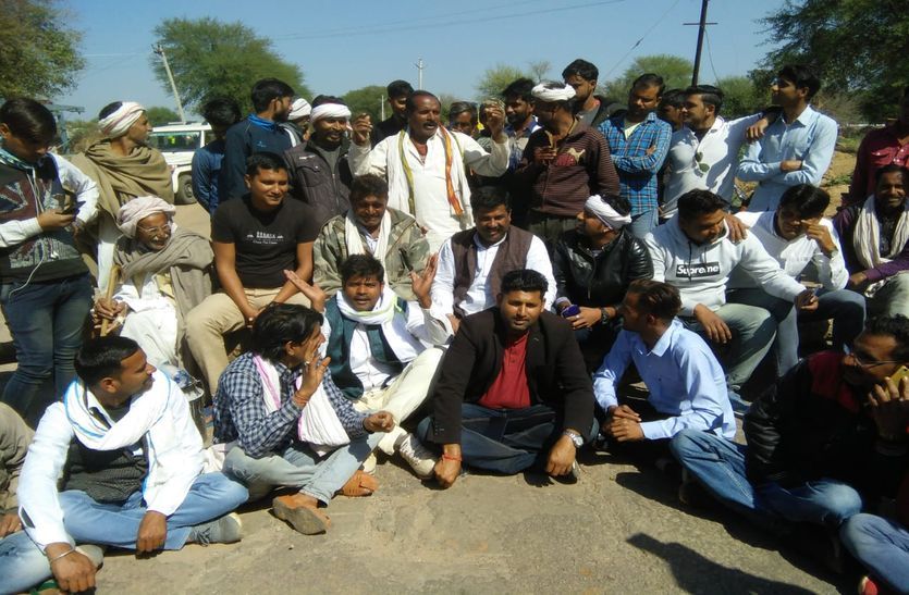 Gujjars in Rajasthan blocked the road of Hindon-Karauli, jam on the road of Gudla village