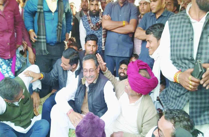 ट्रेक पर वार्ता के दौरान विश्वेन्द्र को आशीर्वाद देते बैंसला।