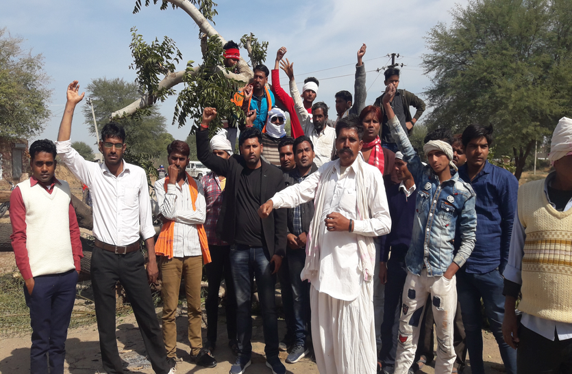In the Karauli district of Rajasthan, the gujjars also imposed a ban on the second day, the shutdown stopped, Section 144 was imposed in the district.
