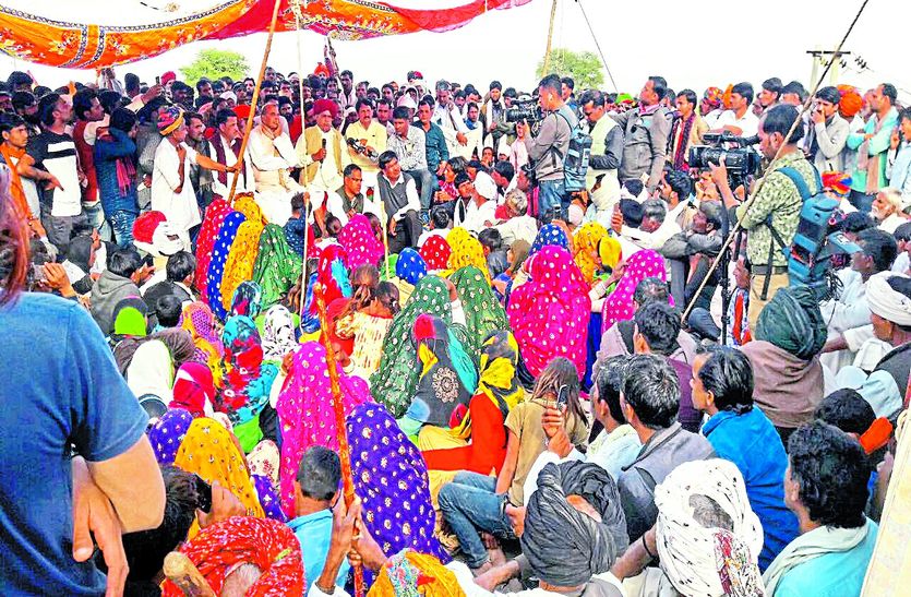 मलारनाडूंगर. दिल्ली-मुंबई रेलवे स्थित मकसूदनपुरा अंडर पास रेलवे ट्रेक पर समाज के लोगों से चर्चा करते कर्नल किरोड़ी सिंह बैंसला।