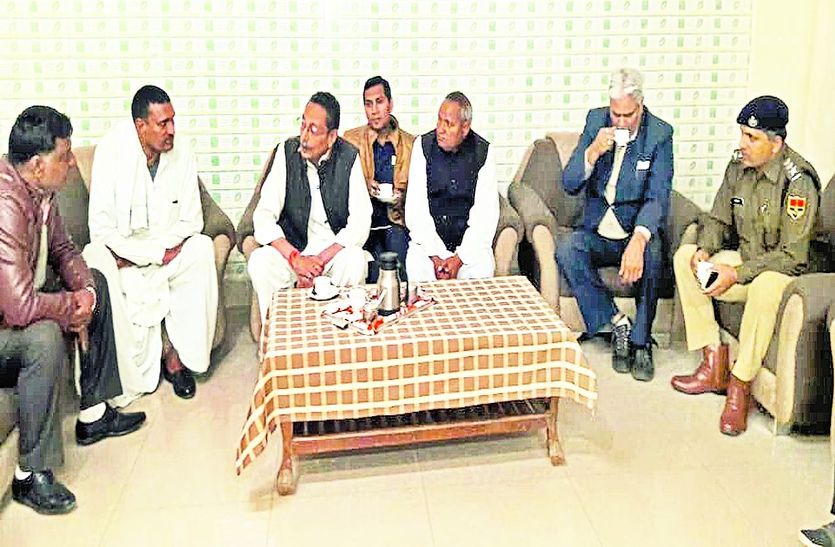 सवाईमाधोपुर सर्किट हाउस में रविवार शाम को भरतपुर से आए गुर्जर समाज के लोगों से बात करते पर्यटन मंत्री विश्वेन्द्र सिंह व नीरज के पवन।