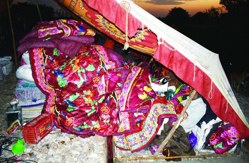 बयाना से पांच सौ कम्बल लेकर पहुंचे