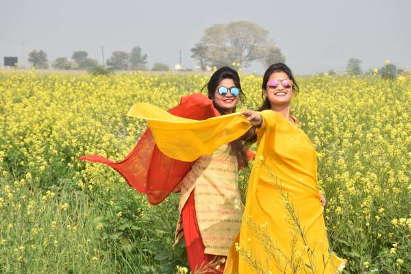 पीले सरसों के बीच युवतियों ने किया बसंत का स्वागत, देखें इन तस्वीरों में
