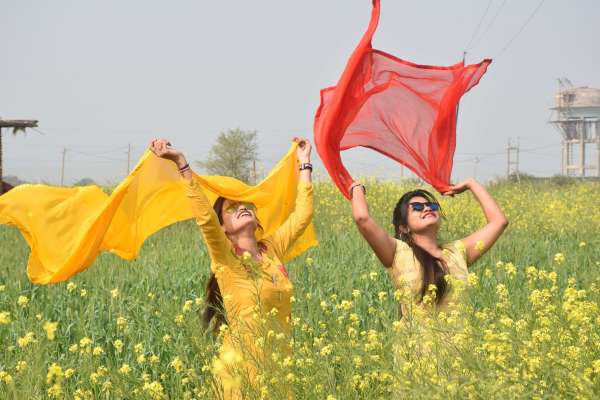 पीले सरसों के बीच युवतियों ने किया बसंत का स्वागत, देखें इन तस्वीरों में