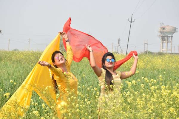 पीले सरसों के बीच युवतियों ने किया बसंत का स्वागत, देखें इन तस्वीरों में