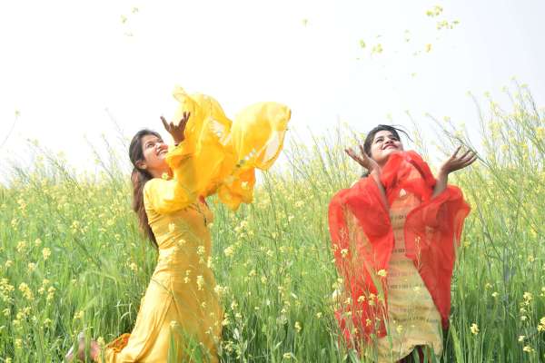 पीले सरसों के बीच युवतियों ने किया बसंत का स्वागत, देखें इन तस्वीरों में