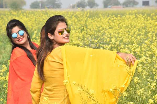 पीले सरसों के बीच युवतियों ने किया बसंत का स्वागत, देखें इन तस्वीरों में