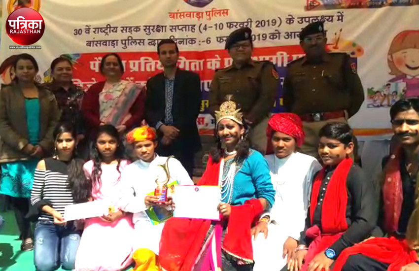 Video : बांसवाड़ा : सडक़ सुरक्षा सप्ताह के समापन कार्यक्रम में दिया यातायात नियमों को आदत बनाने का संदेश, देखें वीडियो…