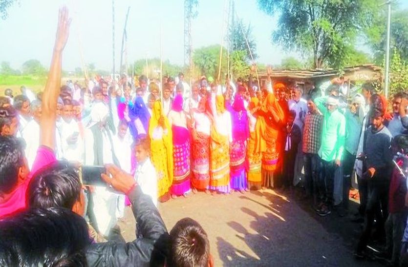 आन्दोलन करते हुए गुर्जर समाज की महिलाएं।