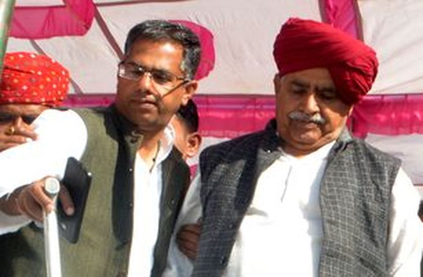 कर्नल बैंसला के साथ विजय बैंसला।