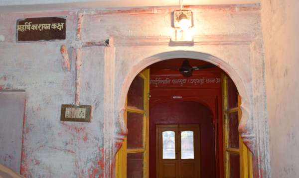 नवलखा महल में 137 वर्ष पूर्व करीब सवा 6 माह किया था प्रवास महर्षि दयानंद सरस्वती इसी दौरान सत्यार्थ प्रकाश महोत्सव की थी रचना देखे तस्वीरें