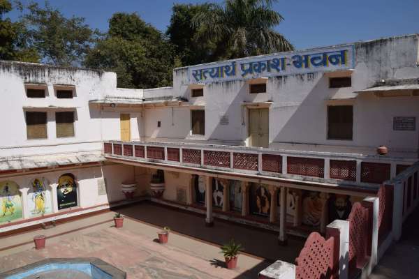 नवलखा महल में 137 वर्ष पूर्व करीब सवा 6 माह किया था प्रवास महर्षि दयानंद सरस्वती इसी दौरान सत्यार्थ प्रकाश महोत्सव की थी रचना देखे तस्वीरें
