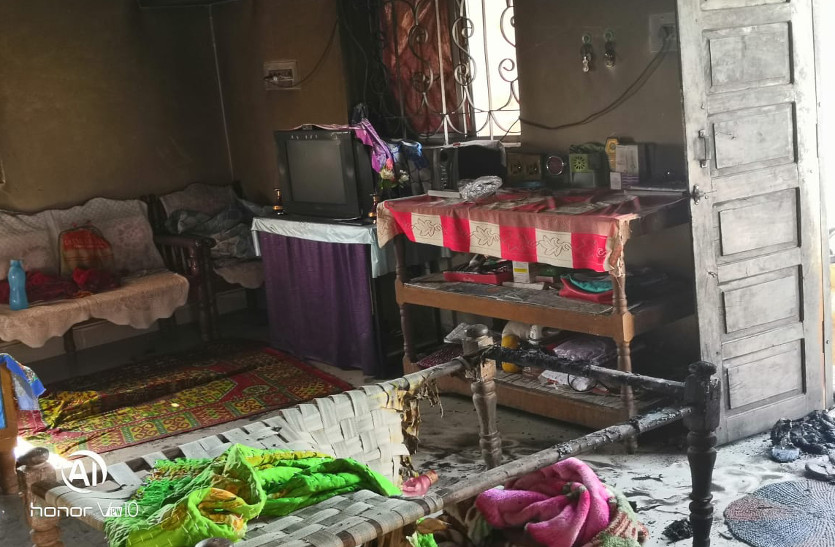 आंगनबाड़ी सुपरवाइजर के घर में पेट्रोल छिड़ककर लगाई गई आग, मां समेत दो बच्चे झुलसे