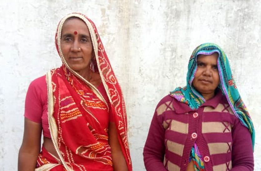 इलाके में दो महिलाओं ने साहस दिखाते हुए हाथ में लाठी लेकर चोरों को वारदात को अंजाम देने से पहले ही खदेड़ दिया। मामला जालुण्ड गांव का है।