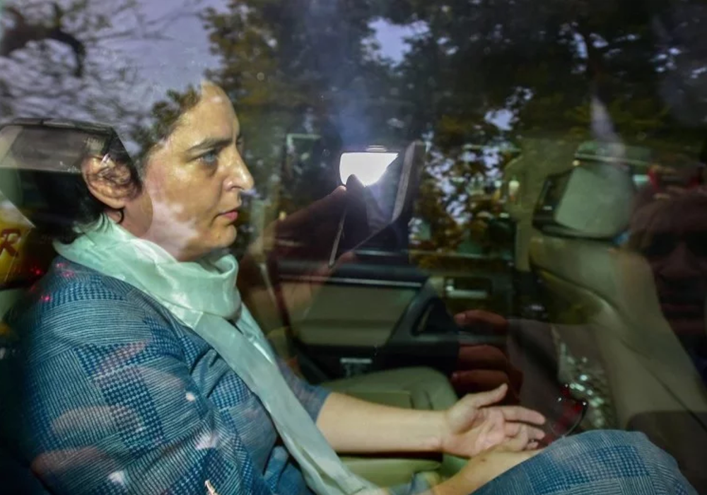 priyanka gandhi meeting with party workers at up congress committee