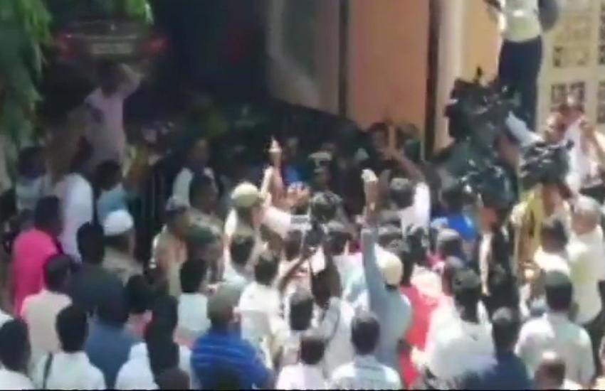 कर्नाटक: भाजपा विधायक के घर पर कुछ लोगों ने पत्थर से किया हमला, JDS कार्यकर्ताओं पर लगा आरोप