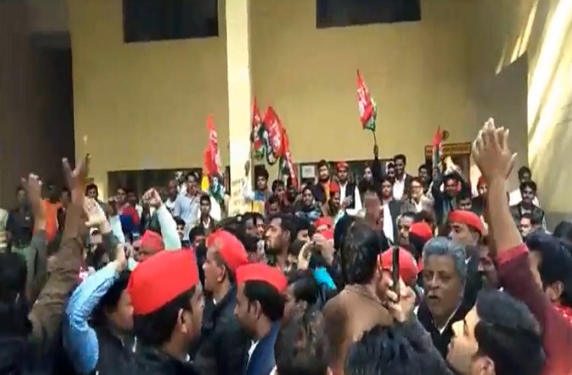 Samajwadi workers protest against yogi adityanath