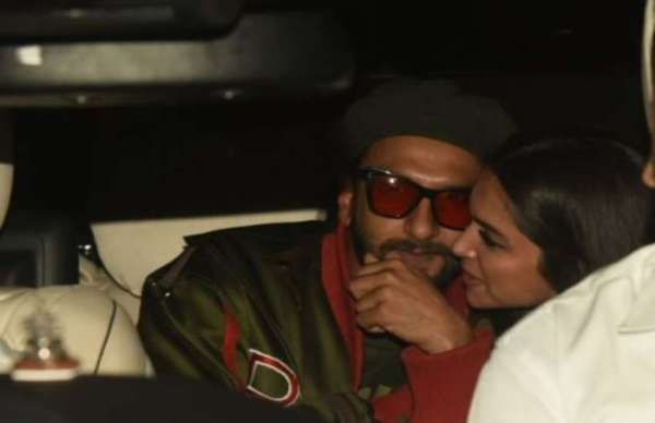 deepika-padukone-ranveer-singh-kiss-in-car-during-gully-boy-screening-4131966