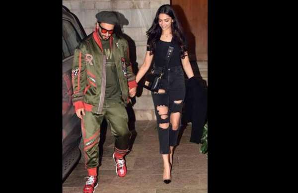 deepika-padukone-ranveer-singh-kiss-in-car-during-gully-boy-screening-4131966