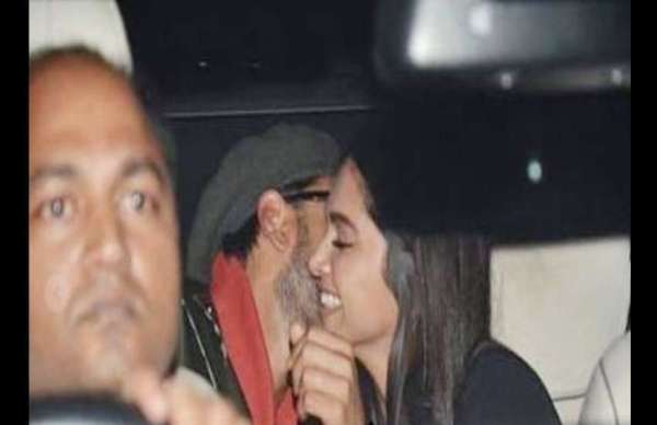 deepika-padukone-ranveer-singh-kiss-in-car-during-gully-boy-screening-4131966