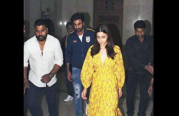 deepika-padukone-ranveer-singh-kiss-in-car-during-gully-boy-screening-4131966