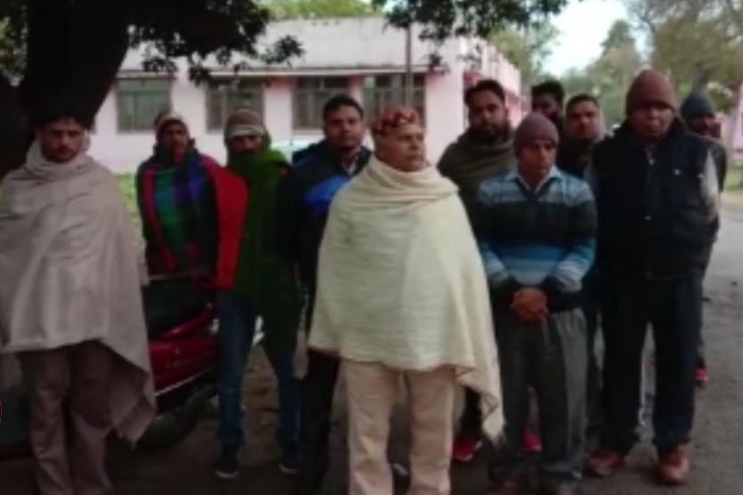 सड़क किनारे संदिग्ध परिस्थितियों में मिला युवक, देखते ही मचा हड़कंप- देखें वीडियो