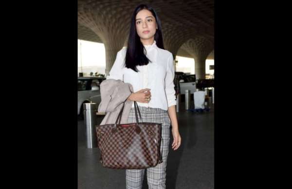 Amrita Rao and Rj Anmol romantic latest photos at airport