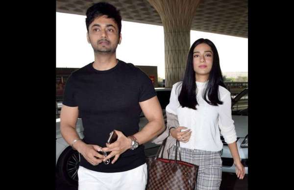 Amrita Rao and Rj Anmol romantic latest photos at airport