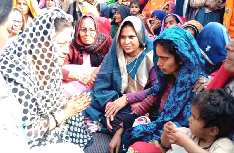 शहीद जीतराम गुर्जर के परिवार को सांत्वना देनें पहुंची पूर्व सीएम राजे