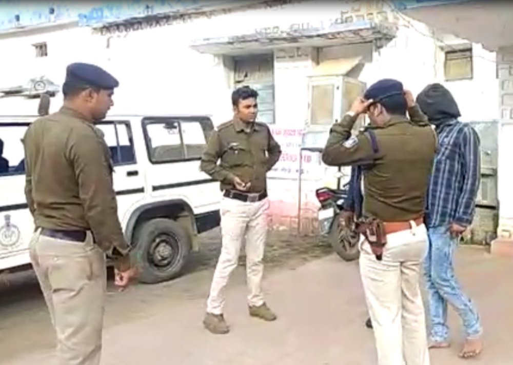 Lootera police aarakshak : MP police constable arrested in loot
