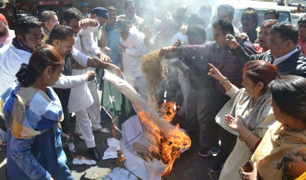 पाक के खिलाफ कही  निकला गुबार तो कहीं दी श्रद्धांजलि