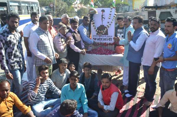 पाक के खिलाफ कही  निकला गुबार तो कहीं दी श्रद्धांजलि