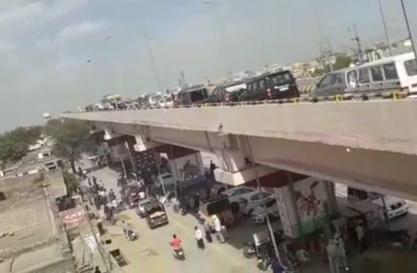 सीकर के नीमकाथाना में आज रेलवे ऑवर ब्रिज पर एक बाइक सवार को को कार ने टक्कर मार दी। टक्कर से बाइक सवार कुड़ी की ढाणी निवासी आकाश उछलकर आरओबी के नीचे गिर गया।