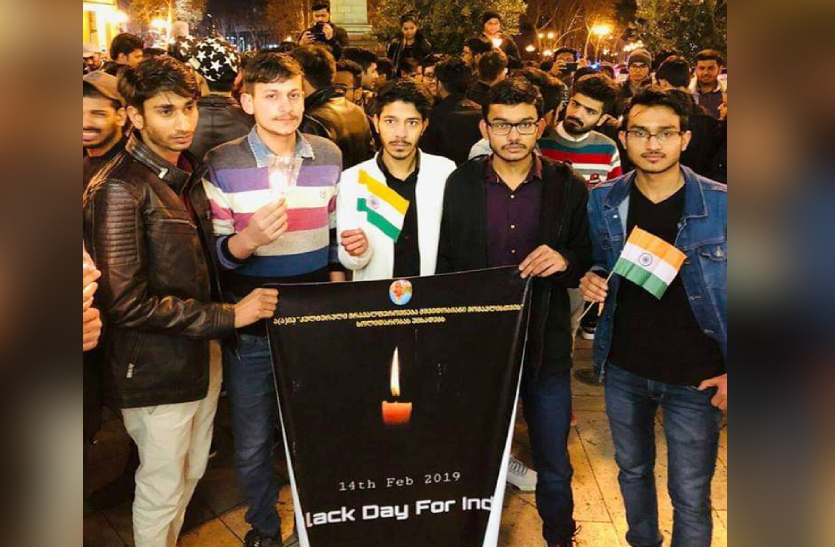 Pulwama Terrorist Attack: देश नहीं विदेशों में भी भारी आक्रोश, शहीदों को श्रद्धांजलि देकर भारतीयों ने यूं जताया विरोध