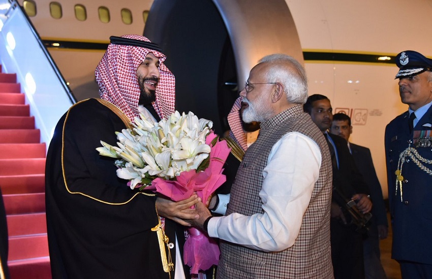 सऊदी अरब के प्रिंस का एयरपोर्ट पर PM मोदी ने किया स्वागत