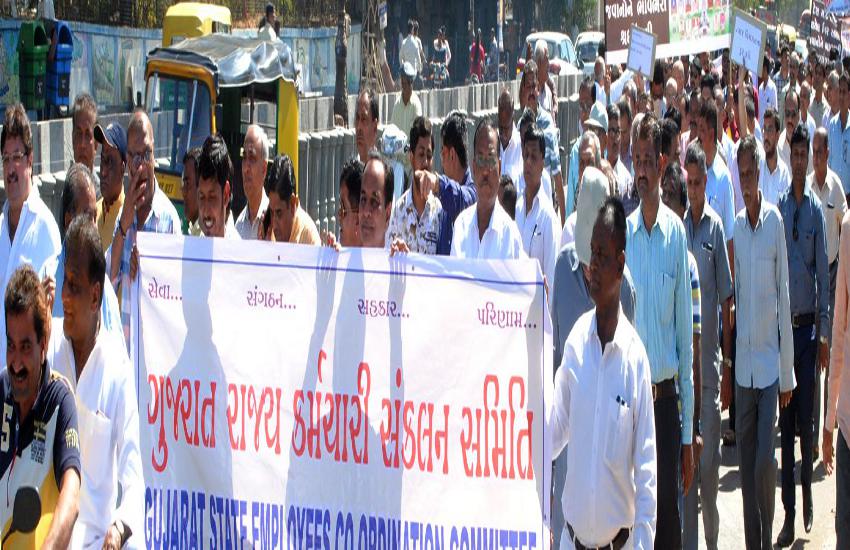 Rajkot : Government employees  rally