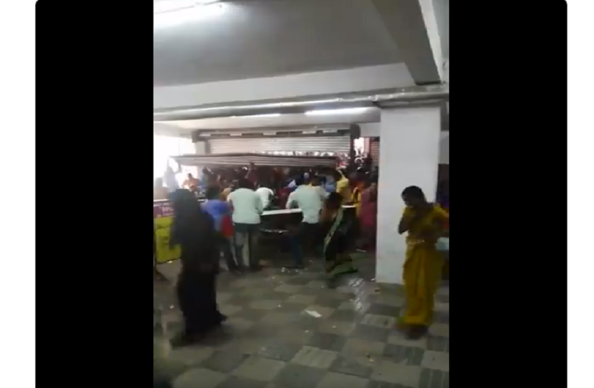 stampede at shopping mall offer a saree in 10 rupees only