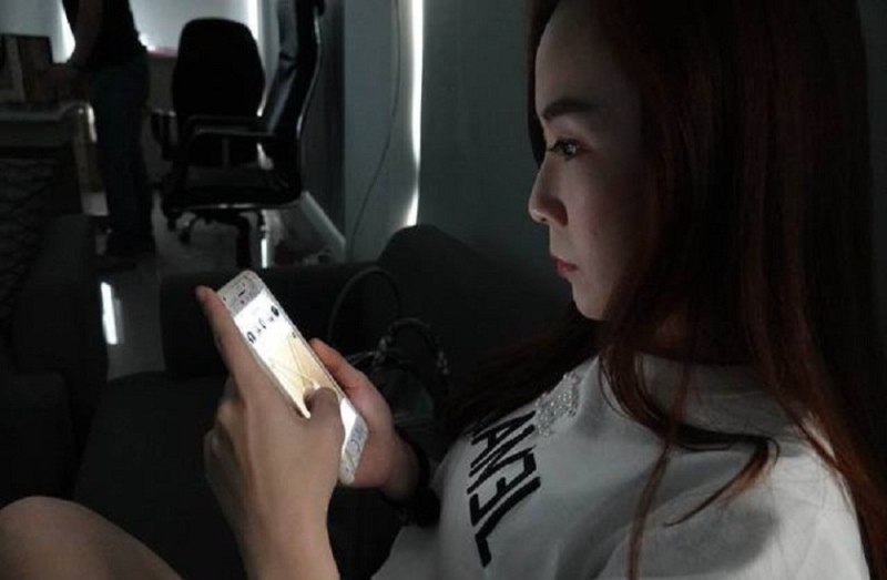 woman always uses phone with full brightness suffers 500 holes cornea