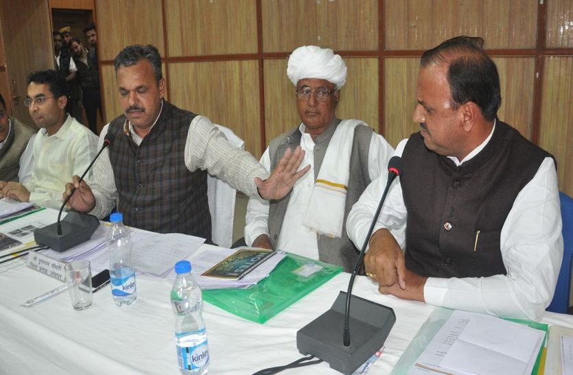 ‘अब सरकार बदल गई हैं, अफसर अपना टरकाऊ ढर्रा सुधार लें’