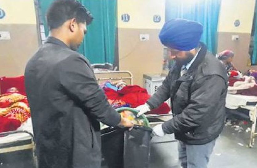 EX Navy Officer And Other People Clean Alwar government Hospitals
