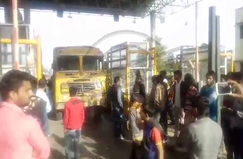 Commotion at the toll plaza in bhilwara