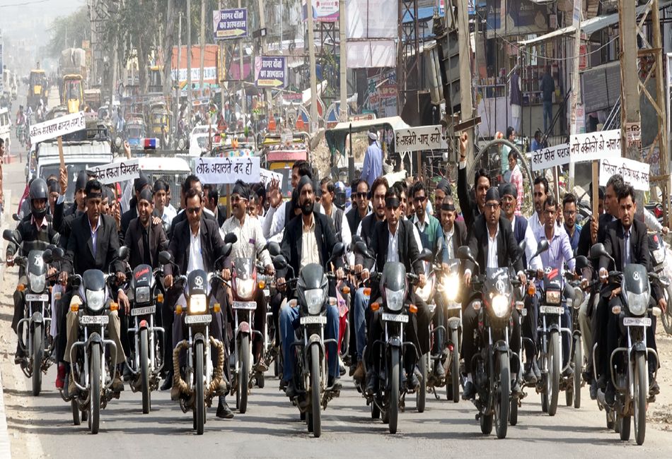 अधिवक्ताओं का न्यायिक कार्य बहिष्कार: बाइक रैली निकाल जताया विरोध