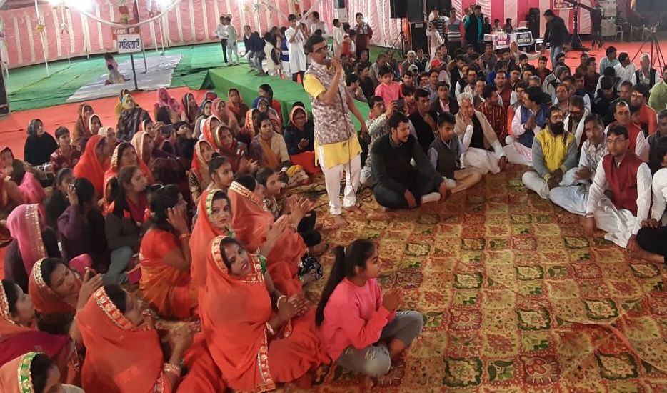 Devotees on Shyam bhajan