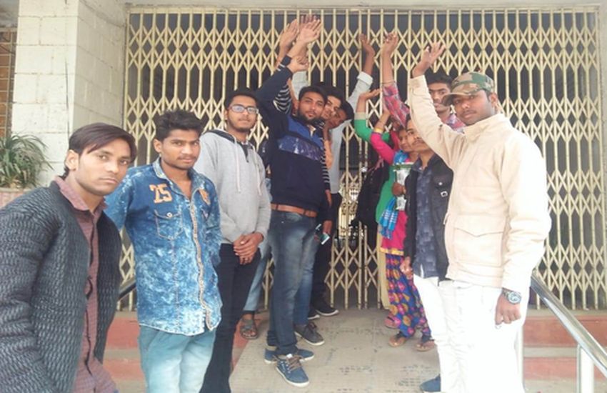 opposition-closing-the-main-entrance-of-the-college