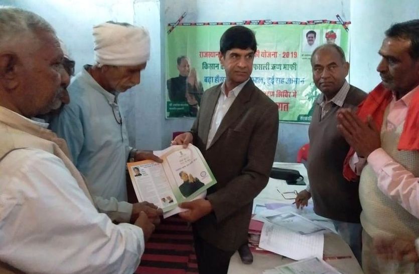 माफी प्रमाण पत्र वितरित करते हुए जिला कलक्टर ।