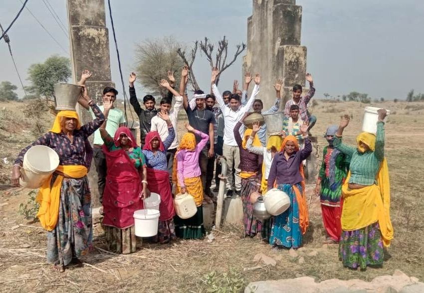 बिल बकाया बता काट दिया नलकूप का कनेक्शन