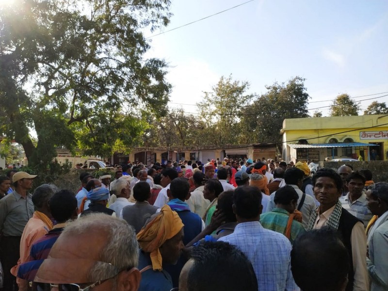 Hundreds of tribals gathering water demand for water